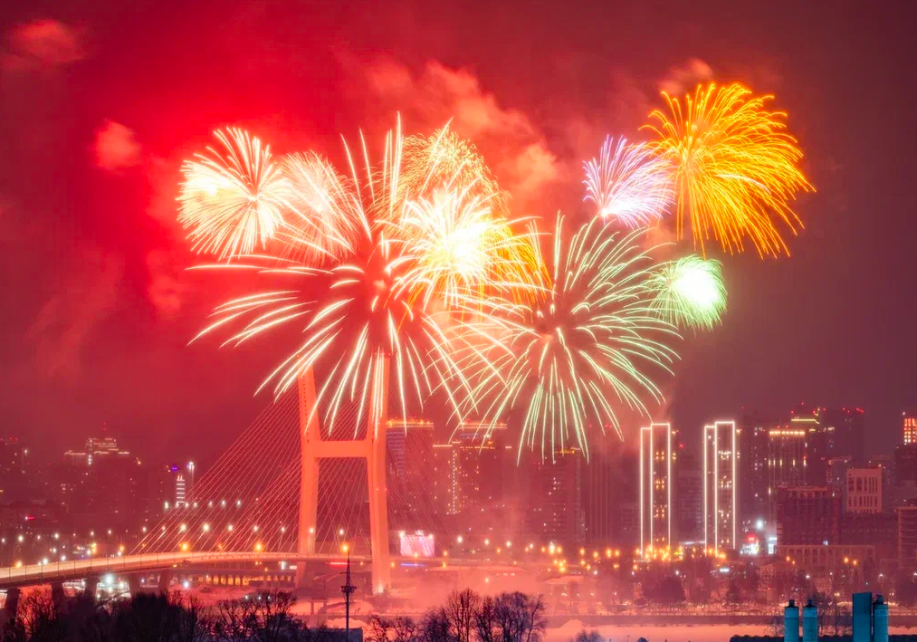 Фото В Новосибирске опубликованы яркие кадры салюта в честь 23 февраля 2